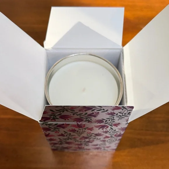 Diptyque Londres Candle with Silver and Purple Floral Design (6.5 oz). - Picture 2 of 6